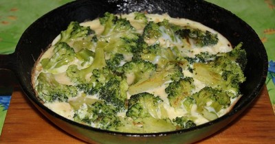 Брокколи на масле с яйцами