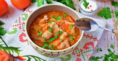 Щи с тушёнкой из свежей капусты