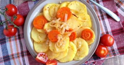 Картошка с овощами в рукаве в духовке