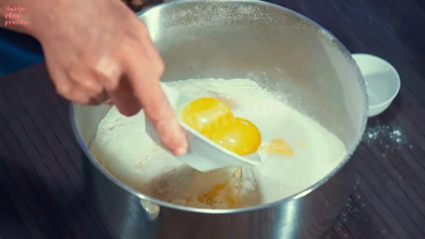 Смазывать яйца маслом