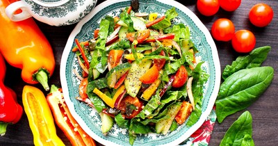 Салат со шпинатом и огурцом