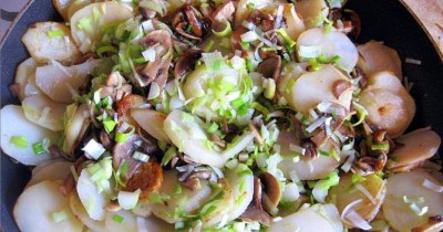 Картошка жареная кружками с зеленым луком и шампиньонами