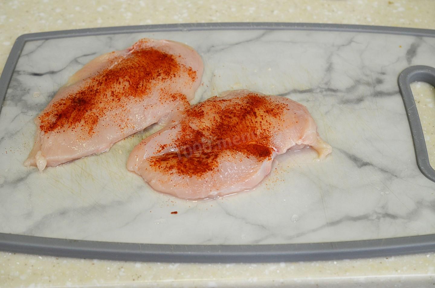 Соленая куриная грудка рецепты. Фото грудка куриная соленое. Куриная грудка на соли фото. Курица на соли на спине или на грудке. Курица на соли в на сковородке рецепт.