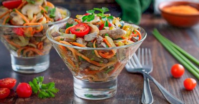 Салат с куриной печенью солеными огурцами и морковью