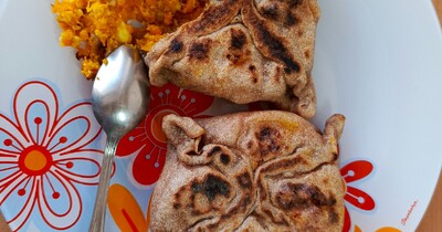 пресный пирожок с тыквой и мягким сыром