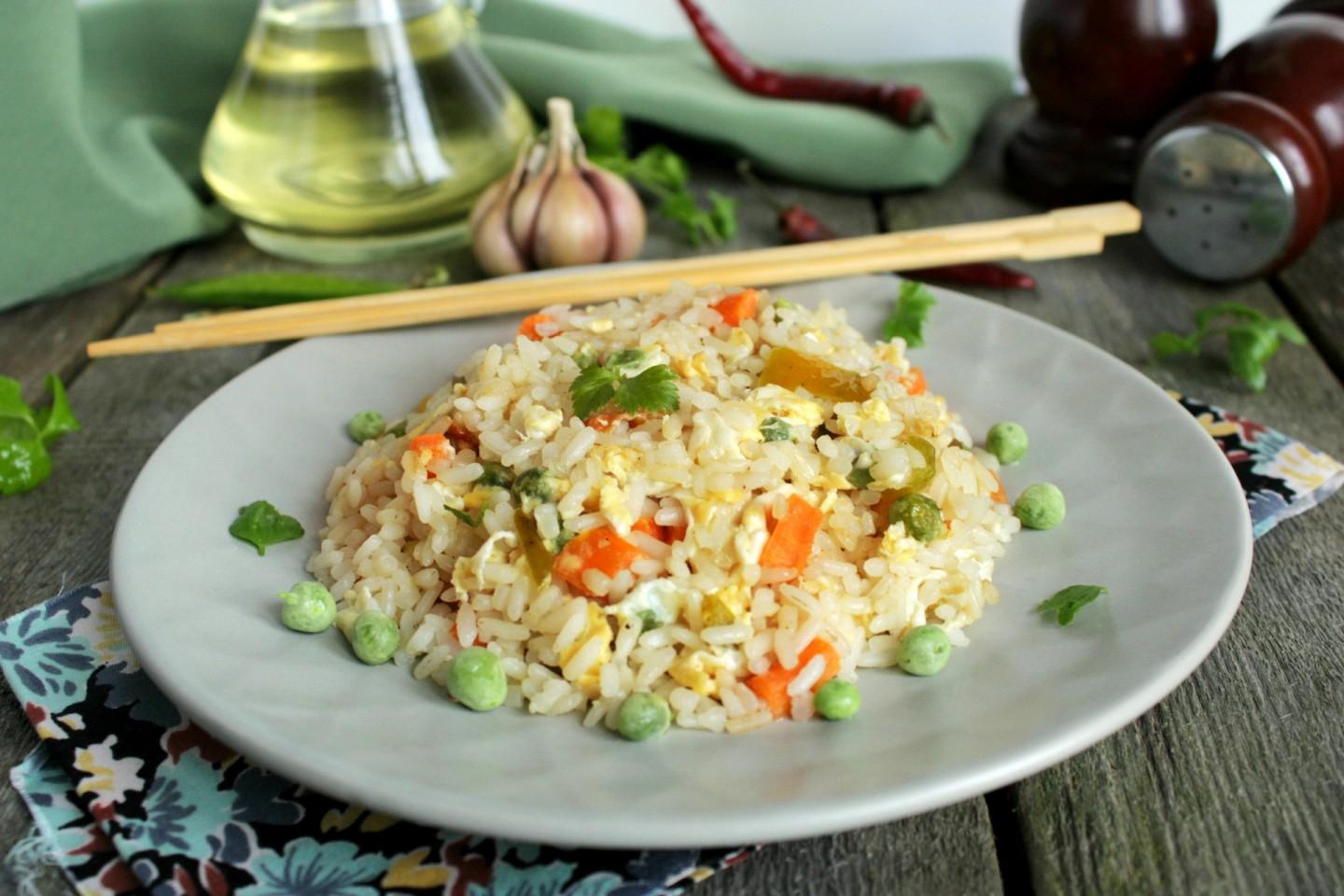 Запеченный рис с овощами. Фрайд Райс с яйцом и овощами. Рис по тайски. Рис таиландский. Тайский рис с яйцом.