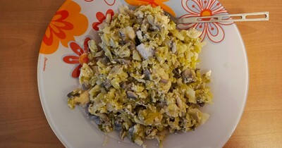 тушёная капуста с куриным филе и шампиньоном в сметане