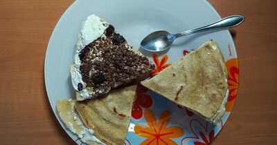 овсяный блинный торт с изюмом, фундуком и шоколадом