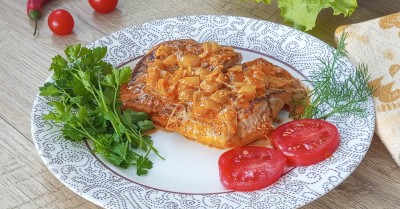 Рыба в сметане на сковороде