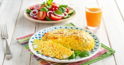 Пышный омлет с молоком на сковороде