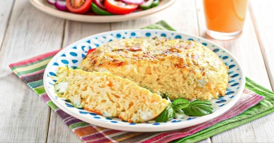 Омлет с молоком на сковороде пышный