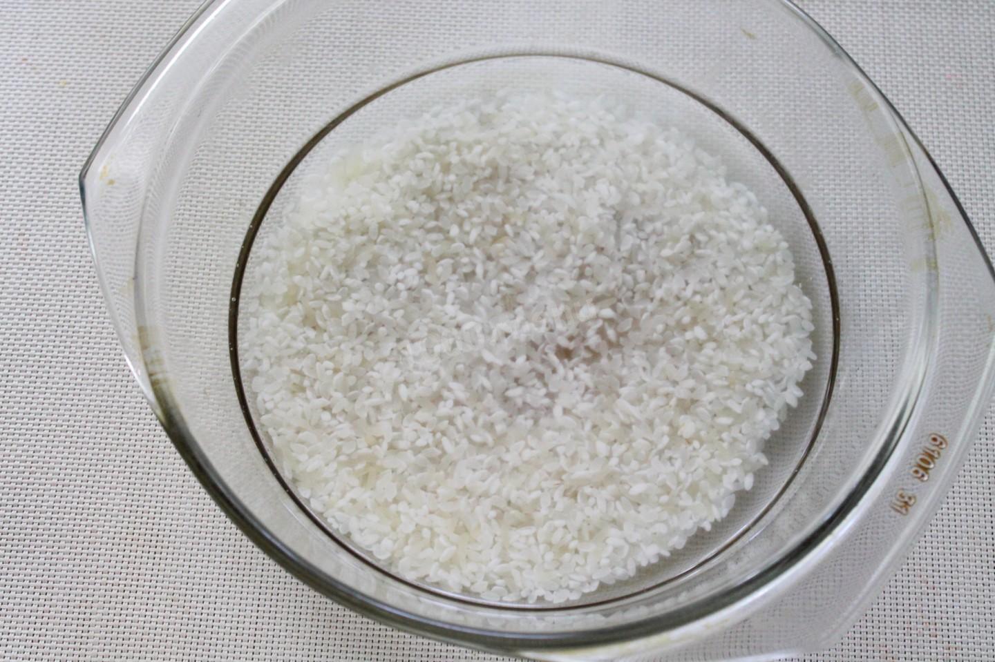 Рис на поминки рецепт. Рис на поминках. Крахмалистый круглый рис названия. Заливаем рис водой.