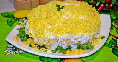  Салат ананасовый с куриным филе, яйцом, кукурузой - пошаговый рецепт приготовления с фото  