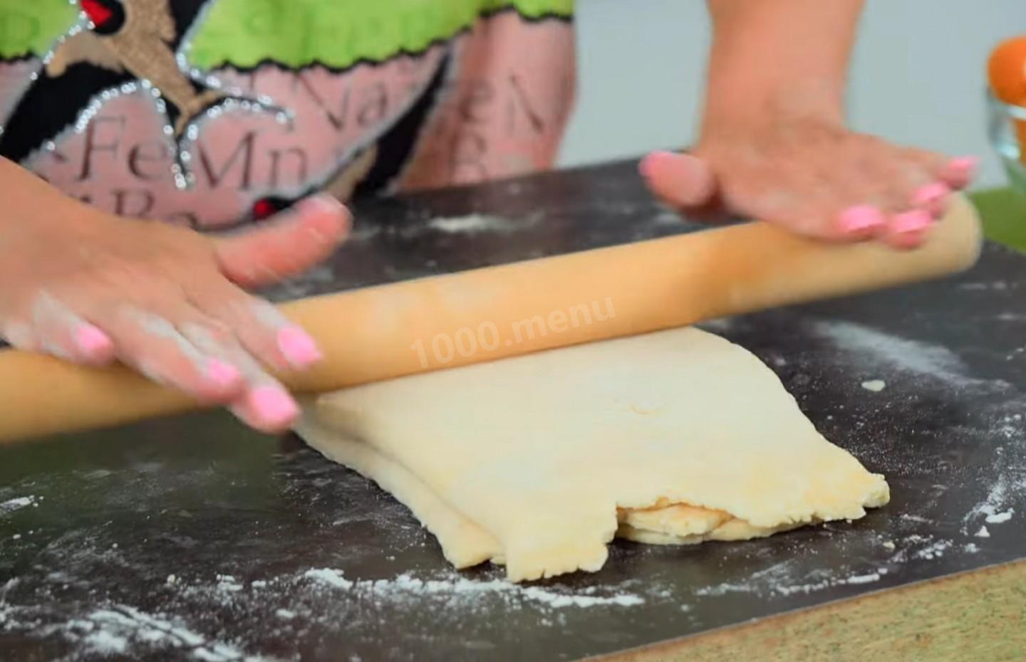 Слоеное тесто нужно раскатывать. Как раскатывать слоеное тесто. Тесто складывают несколько раз видео. Складывает лепешку получается. Лепёшка которую складывают пополам и кладут начинку.