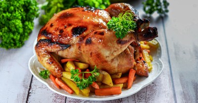 Целая курица в маринаде из соевого соуса и меда в духовке
