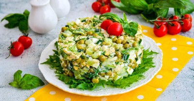 Легкий салат из зелени с яйцом и курицей на день рождения