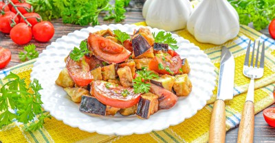 Хрустящие баклажаны с помидорами и соевым соусом