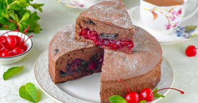 Шоколадный пирог с вишней