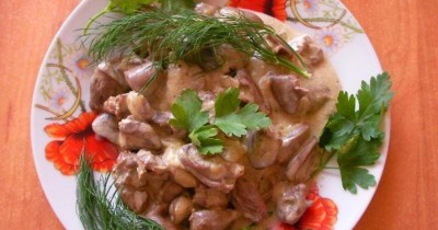 Куриные сердечки на сливочном масле в соусе из сметаны