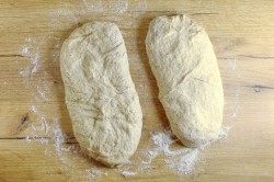 ржано пшеничная чиабатта рецепт. chiabatta na rjanoi zakvaske 1609600150 13 min. ржано пшеничная чиабатта рецепт фото. ржано пшеничная чиабатта рецепт-chiabatta na rjanoi zakvaske 1609600150 13 min. картинка ржано пшеничная чиабатта рецепт. картинка chiabatta na rjanoi zakvaske 1609600150 13 min. Чиабатта – очень вкусный, ароматный итальянский хлеб. Этот вид хлеба не требует замеса, поэтому рецепт чиабатты в домашних условиях простой и не требует специальных кухонных девайсов. В результате получается очень вкусная чиабатта с мягким мякишем, характерными крупными порами и хрустящей корочкой снаружи.