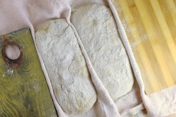 ржано пшеничная чиабатта рецепт. chiabatta na rjanoi zakvaske 1609600150 14 min. ржано пшеничная чиабатта рецепт фото. ржано пшеничная чиабатта рецепт-chiabatta na rjanoi zakvaske 1609600150 14 min. картинка ржано пшеничная чиабатта рецепт. картинка chiabatta na rjanoi zakvaske 1609600150 14 min. Чиабатта – очень вкусный, ароматный итальянский хлеб. Этот вид хлеба не требует замеса, поэтому рецепт чиабатты в домашних условиях простой и не требует специальных кухонных девайсов. В результате получается очень вкусная чиабатта с мягким мякишем, характерными крупными порами и хрустящей корочкой снаружи.