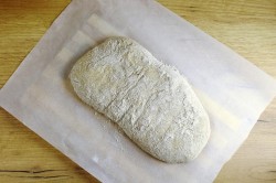 ржано пшеничная чиабатта рецепт. chiabatta na rjanoi zakvaske 1609600150 15 min. ржано пшеничная чиабатта рецепт фото. ржано пшеничная чиабатта рецепт-chiabatta na rjanoi zakvaske 1609600150 15 min. картинка ржано пшеничная чиабатта рецепт. картинка chiabatta na rjanoi zakvaske 1609600150 15 min. Чиабатта – очень вкусный, ароматный итальянский хлеб. Этот вид хлеба не требует замеса, поэтому рецепт чиабатты в домашних условиях простой и не требует специальных кухонных девайсов. В результате получается очень вкусная чиабатта с мягким мякишем, характерными крупными порами и хрустящей корочкой снаружи.