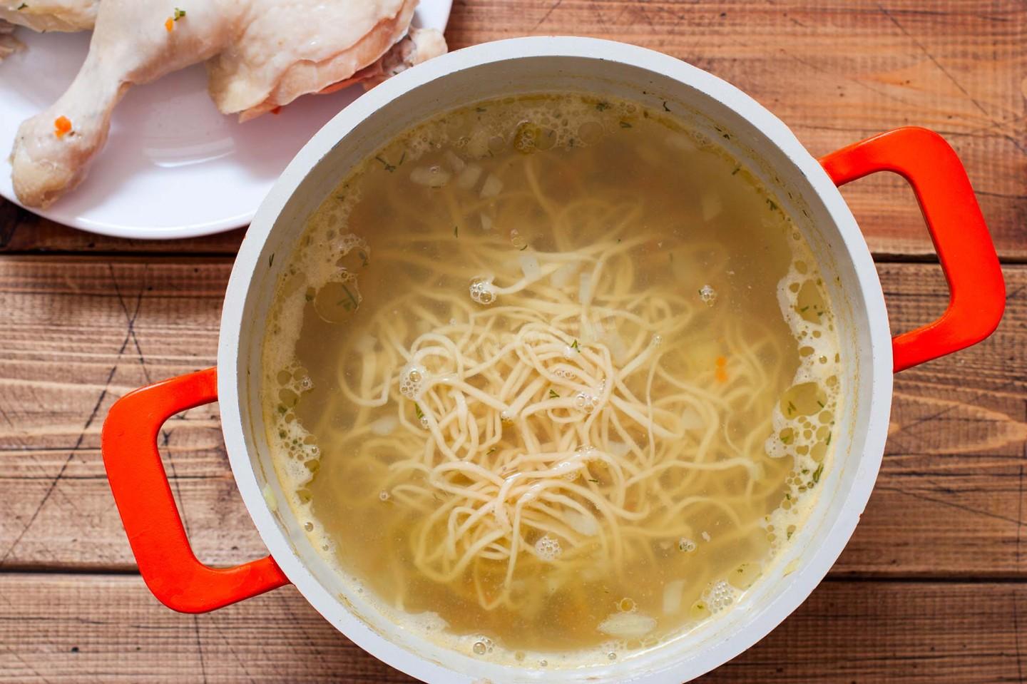 Домашняя лапша рецепт с соусом. Лапша домашняя. Куриный суп с лапшой. Лапша домашняя для куриного супа яичная. Суп лапша домашняя.