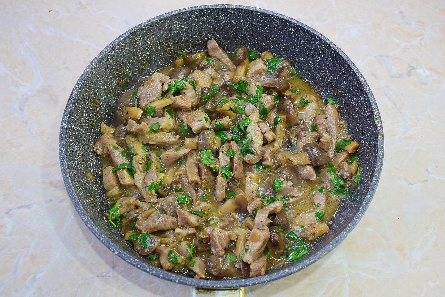 Простые рецепты с грибами на сковороде. Мясо жареное на сковороде с луком рецепт с фото пошагово.