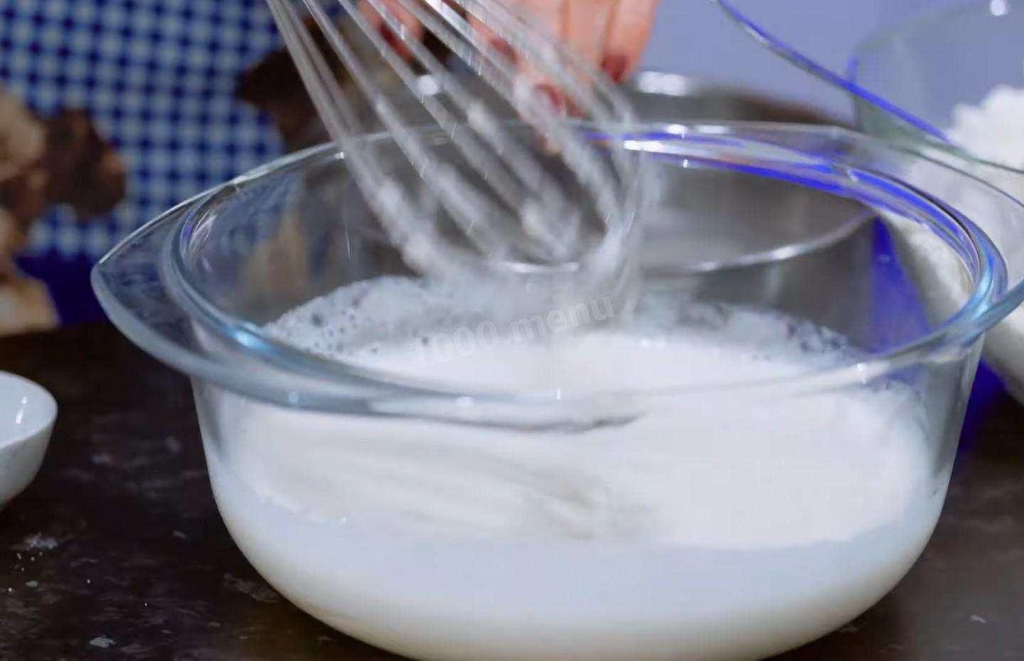 Разрыхлитель теста и вода. Тесто для пирожков дрожжевое на воде. Фото теста с дрожжами на воде. Реакция разрыхлителя с водой картинки. Можно ли заменить молоко водой в дрожжевом тесте.