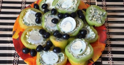 Перец фаршированный яйцом и сыром закуска