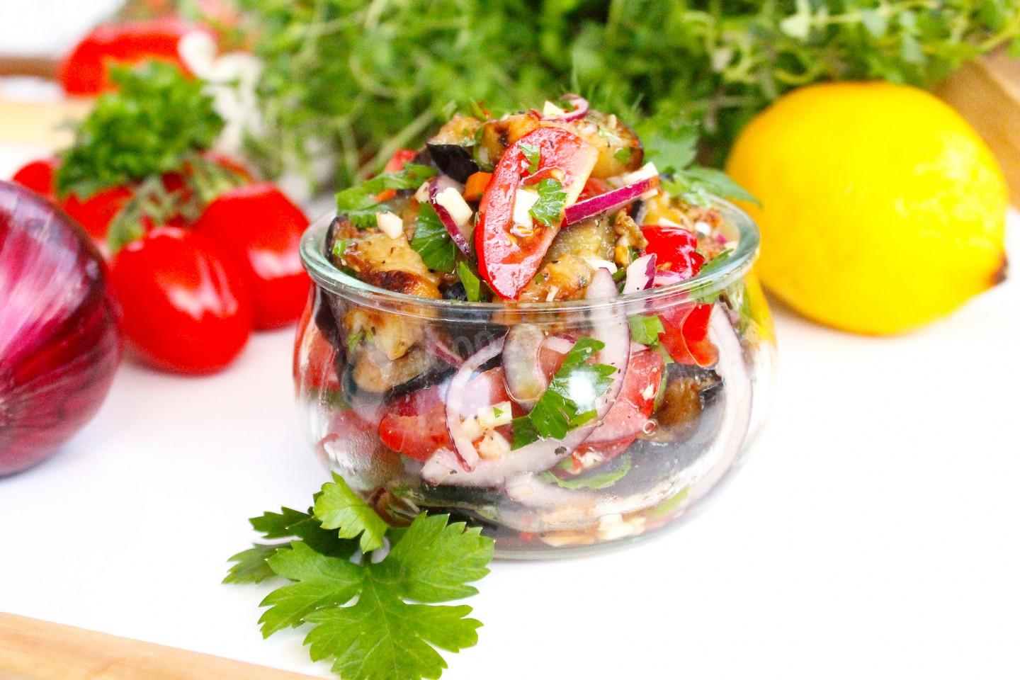 Перец болгарский баклажан помидор чеснок рецепт. Салат с баклажанами и помидорами в банке.
