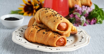 Сосиски в слоеном дрожжевом тесте в духовке