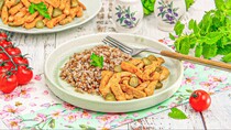 Свинина із солоними огірками на сковороді