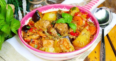 Овощное рагу в казане с мясом и картошкой на костре