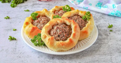 Открытые пирожки с мясом в духовке