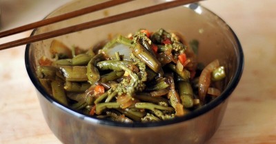 Салат с папоротником и соевым соусом