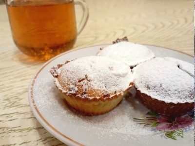 Маффины шоколадные на йогурте с клубникой