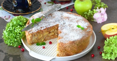 Шарлотка с яблоками в аэрогриле