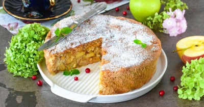 Шарлотка с яблоками в аэрогриле