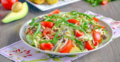 Салат с рукколой и помидорами черри из говядины с авокадо