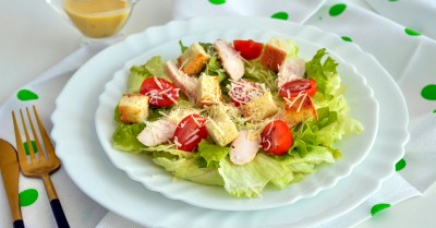 Праздничный салат Цезарь классический с курицей