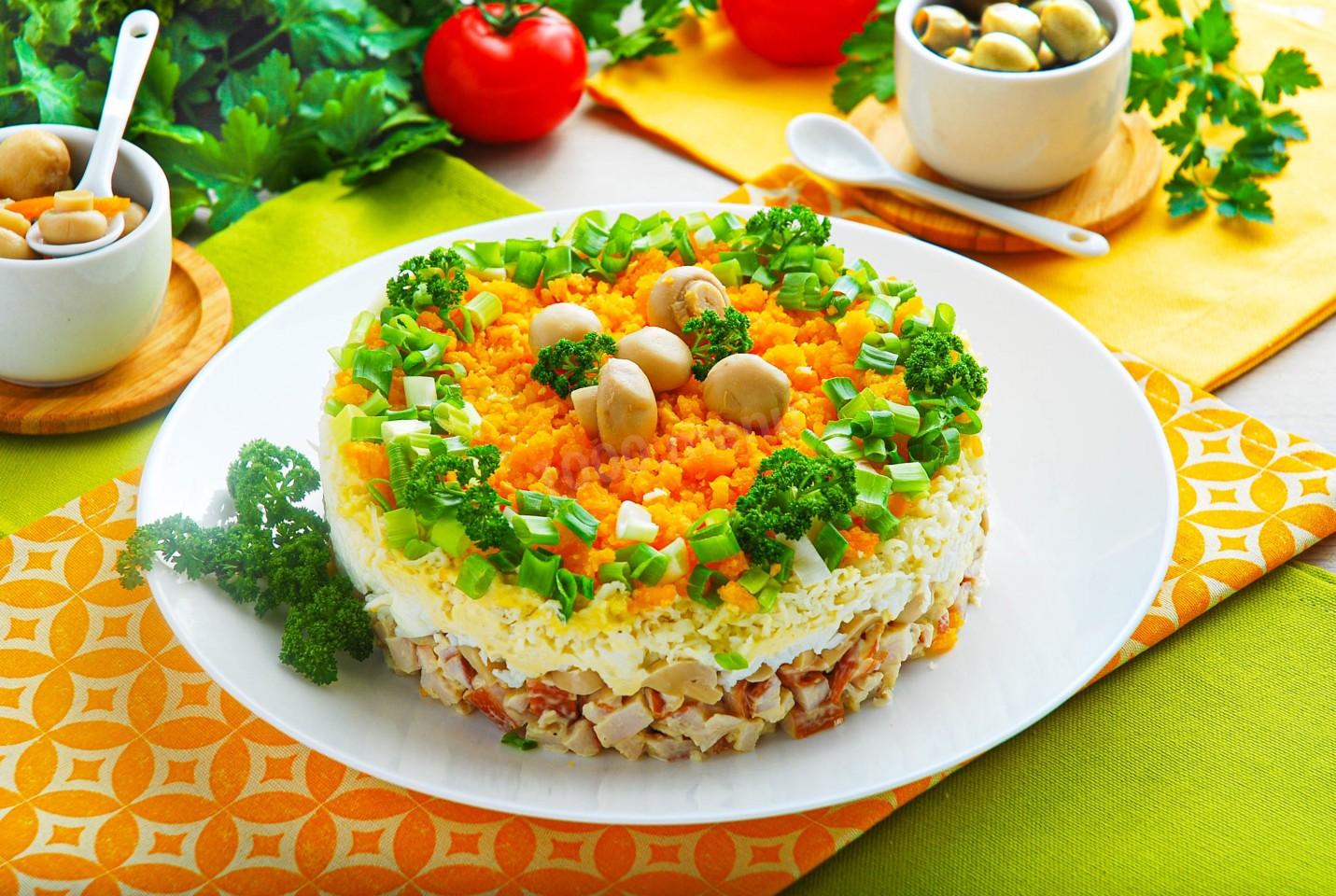 Салат с копчённой курицей и грибами: рецепт с пошаговой инструкцией