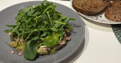 Салат с печенью трески и виноградом