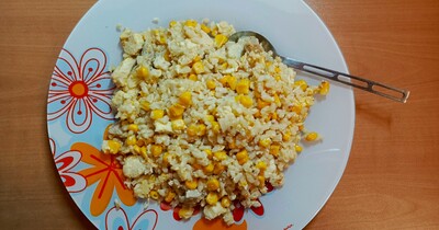 бурый рис с курицей, кукурузой и яйцом