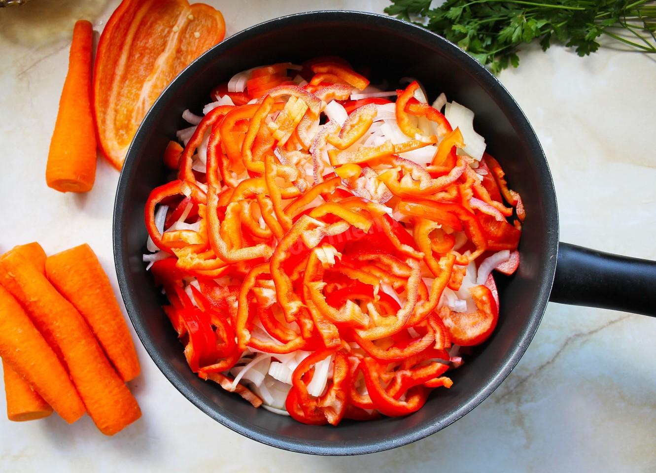 Салат на зиму помидоры перец лук морковь. Лапша на сковороде с морковью помидором и перцем. Тушить на шурпу лук морковь перец. Цветной Кулешов с перцем и морковью.