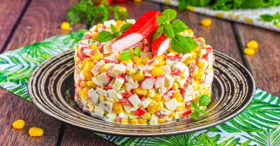 Салат крабовые палочки с кукурузой и яйцом