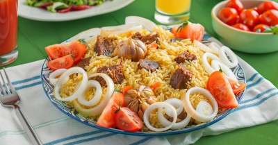 Плов в казане из говядины на плите