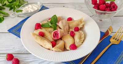 Вареники с малиной из теста на кефире