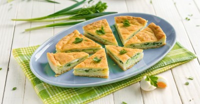 Заливной пирог с черемшой и яйцом