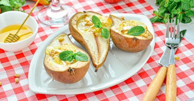 Груша с сыром камамбер в духовке